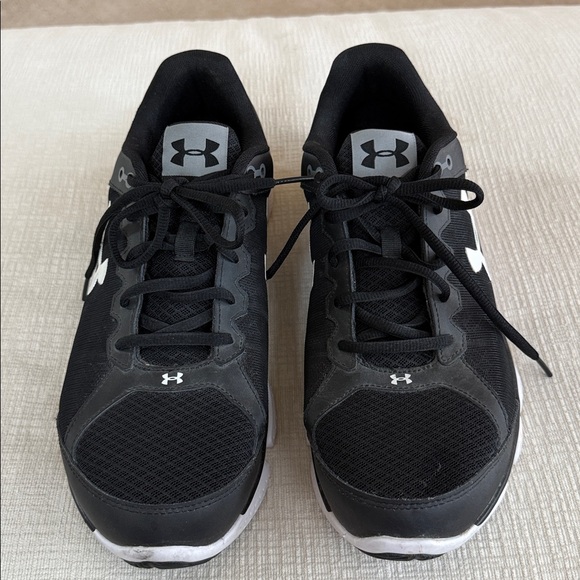 Men’s Under Armour Black and White Running Shoes - Picture 1 of 5